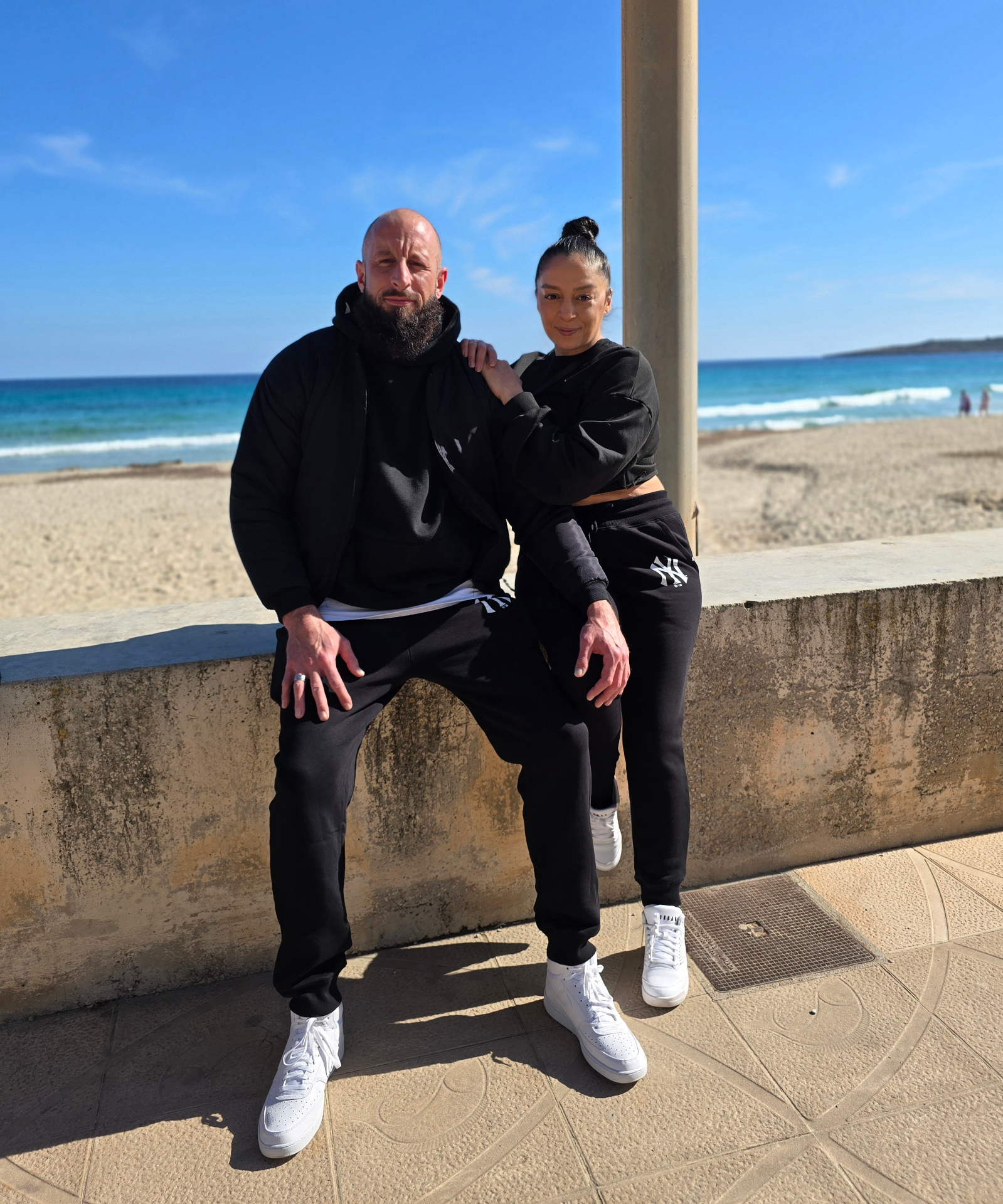 Amel Nasri und Daniel Zinken, Gründer von Casa Morena Digital, am Strand auf Mallorca